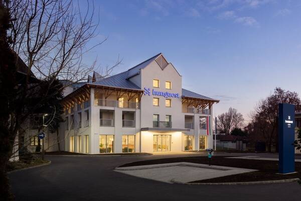 Hunguest Hotel Flora ****