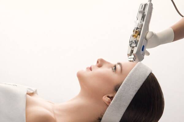 Eyelid plastic surgery combined with a spa stay