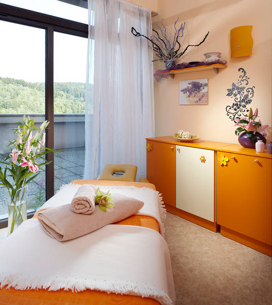 Eyelid plastic surgery combined with a spa stay