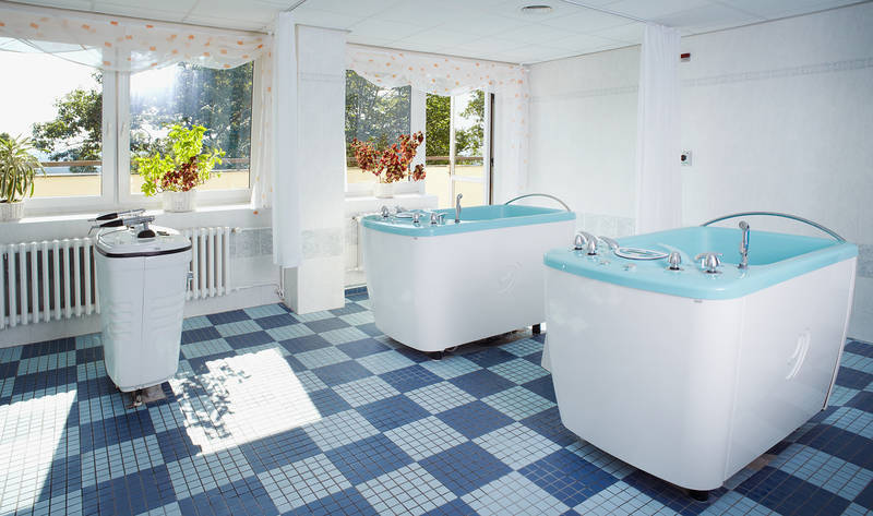 Eyelid plastic surgery combined with a spa stay