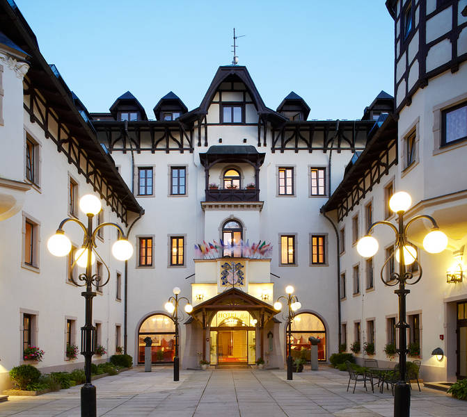 Eyelid plastic surgery combined with a spa stay