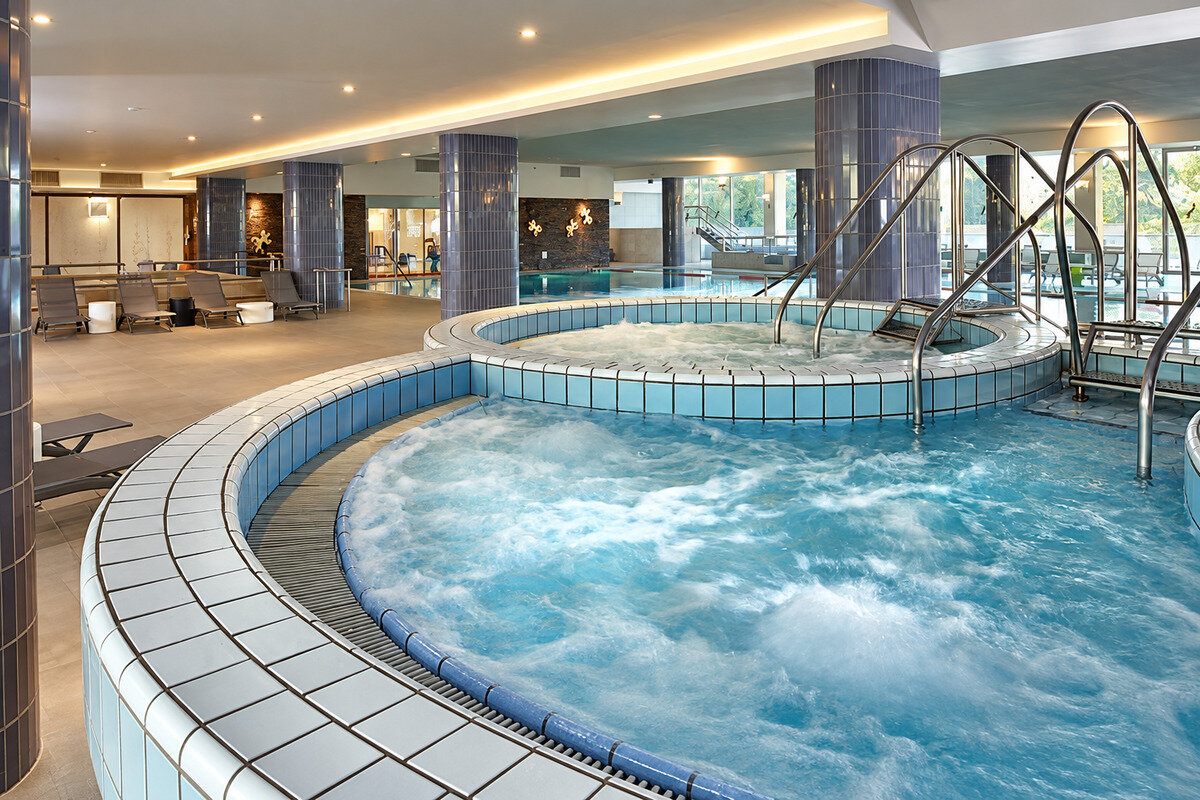 Indoor sitting pool 